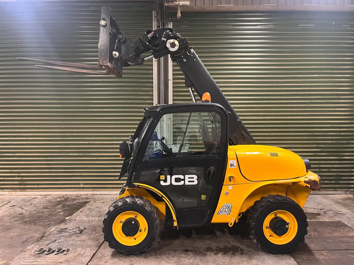 2021 JCB 520-40 - Image 1