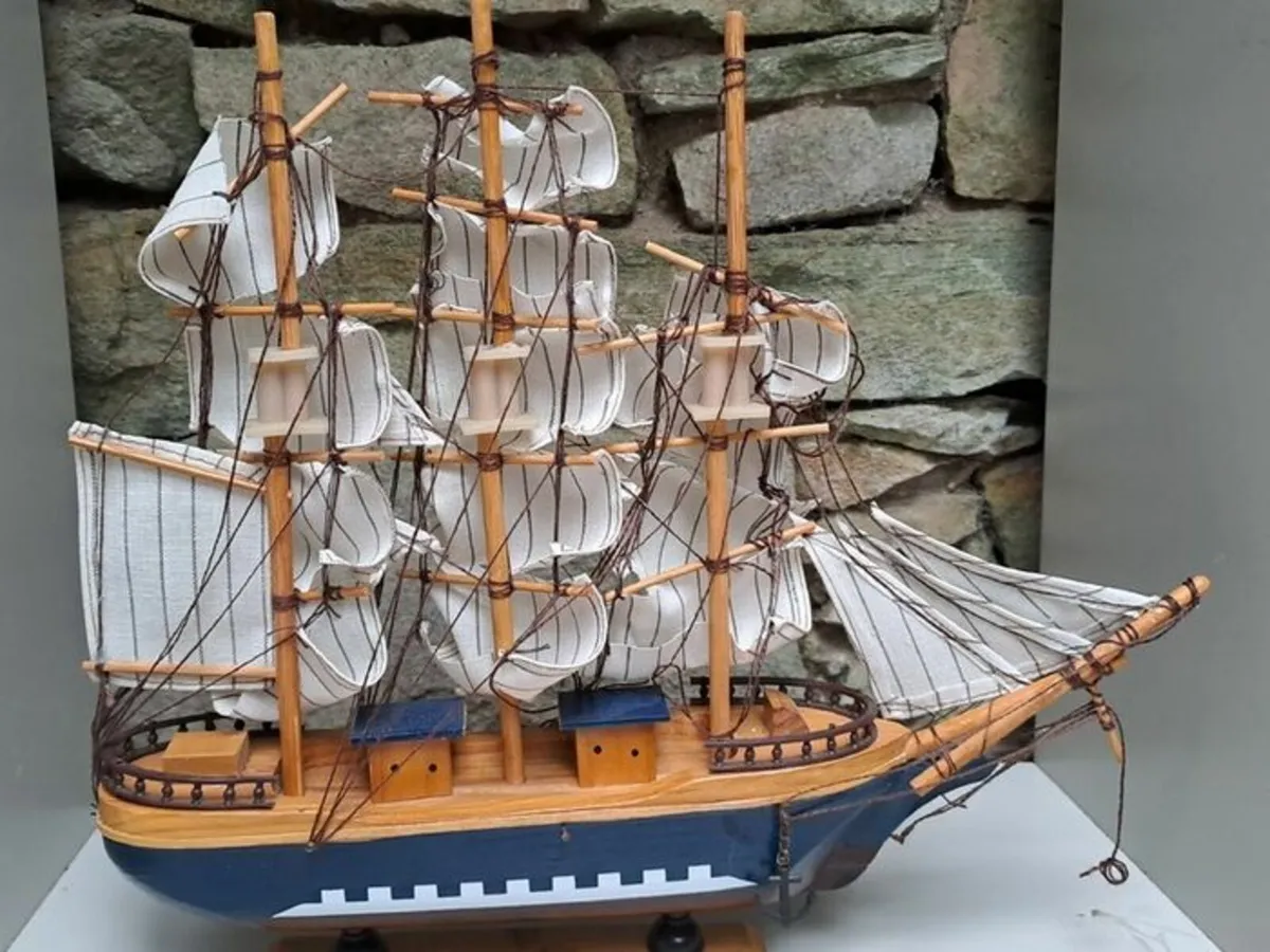 Wooden sailing boat ornament - Image 2