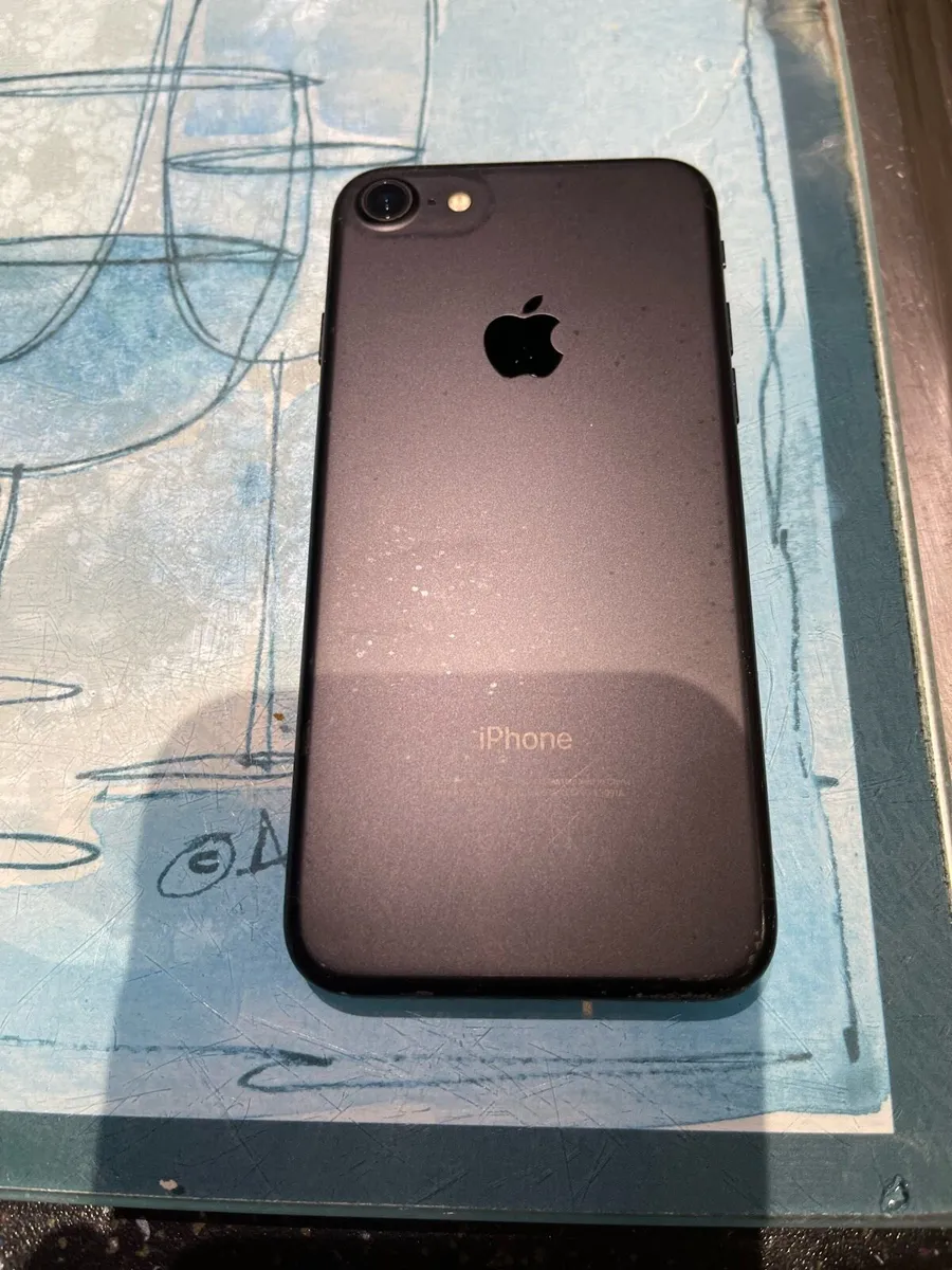 iPhone 7 - Image 2