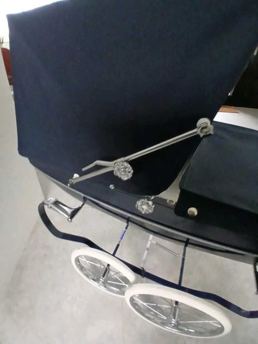 Antique looking silver cross pram - Image 3