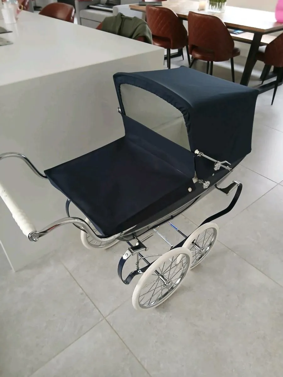 Antique looking silver cross pram - Image 1