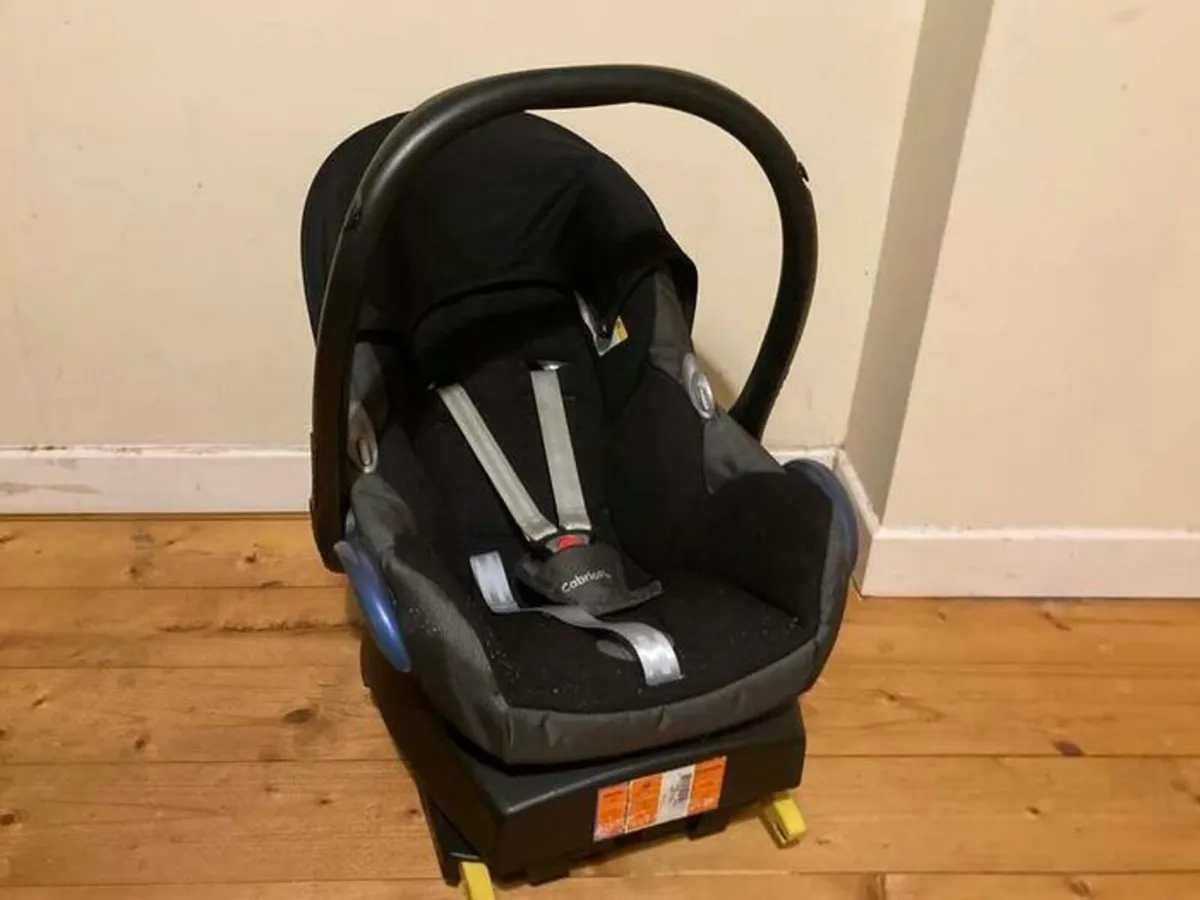 Maxi-Cosi CabrioFix Car Seat and Isofix Base - Image 2