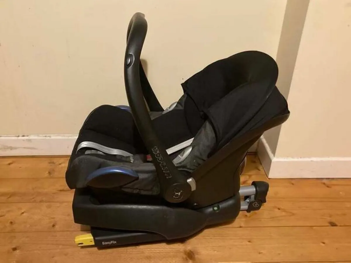 Maxi-Cosi CabrioFix Car Seat and Isofix Base - Image 3