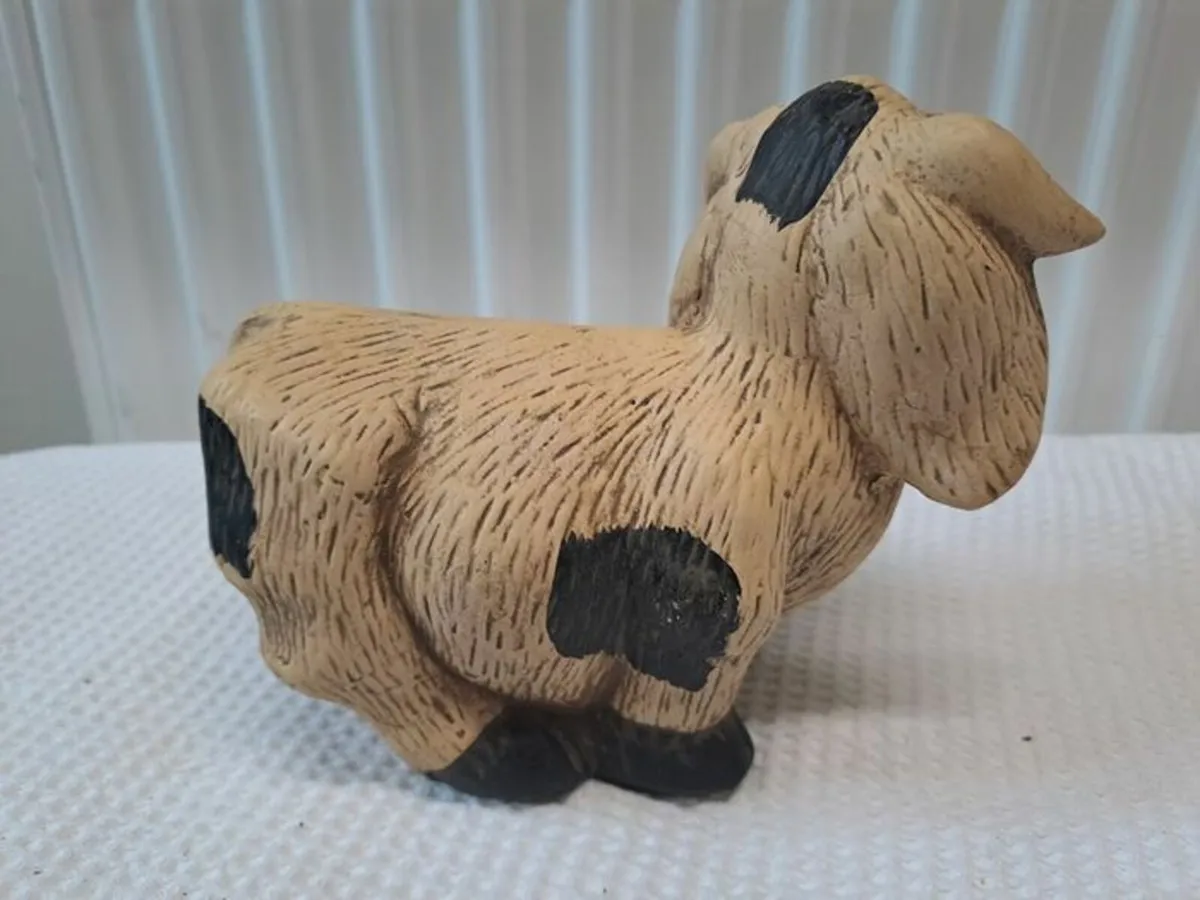 Vintage very happy looking cow figurine - Image 3