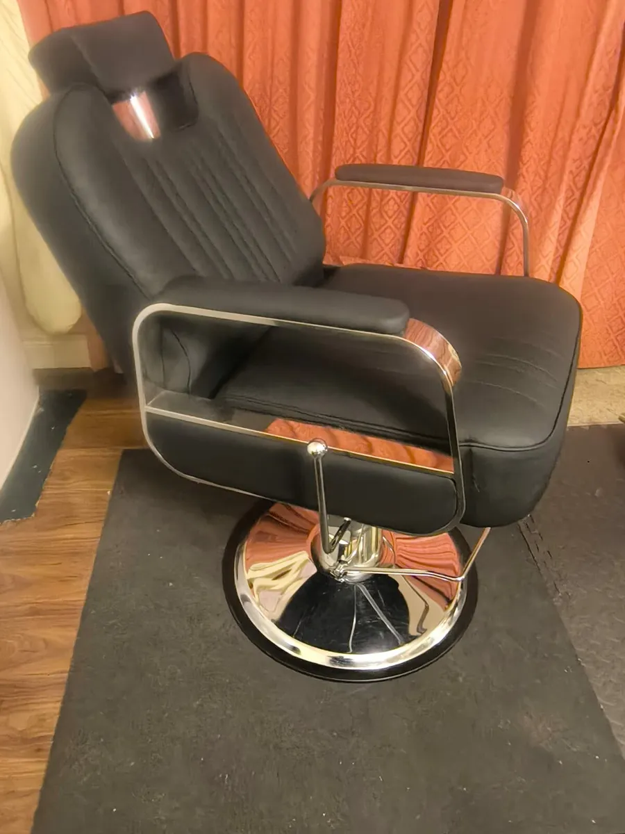 BARBER CHAIR PERFECT CONDITION - Image 1