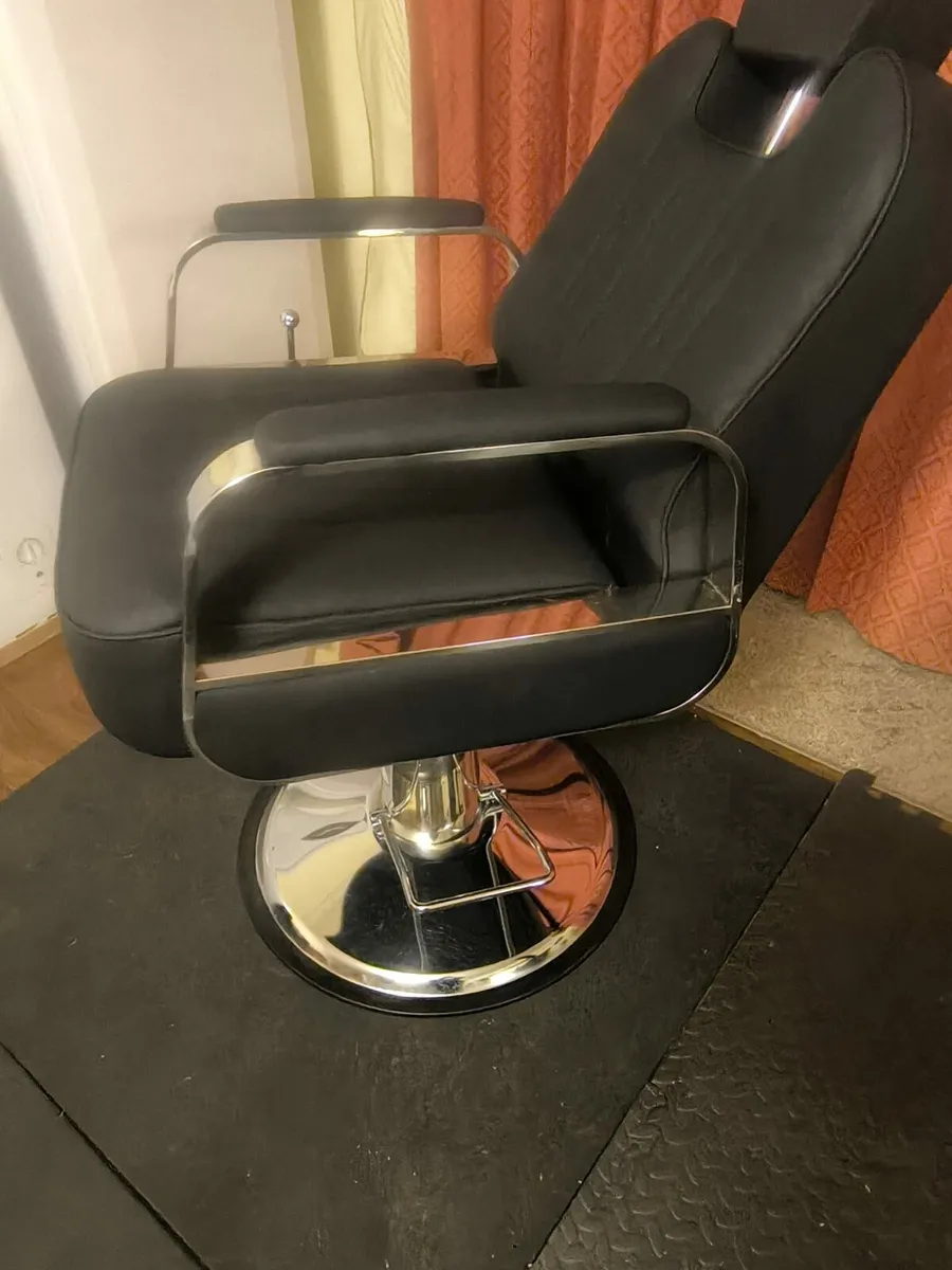 BARBER CHAIR PERFECT CONDITION - Image 2