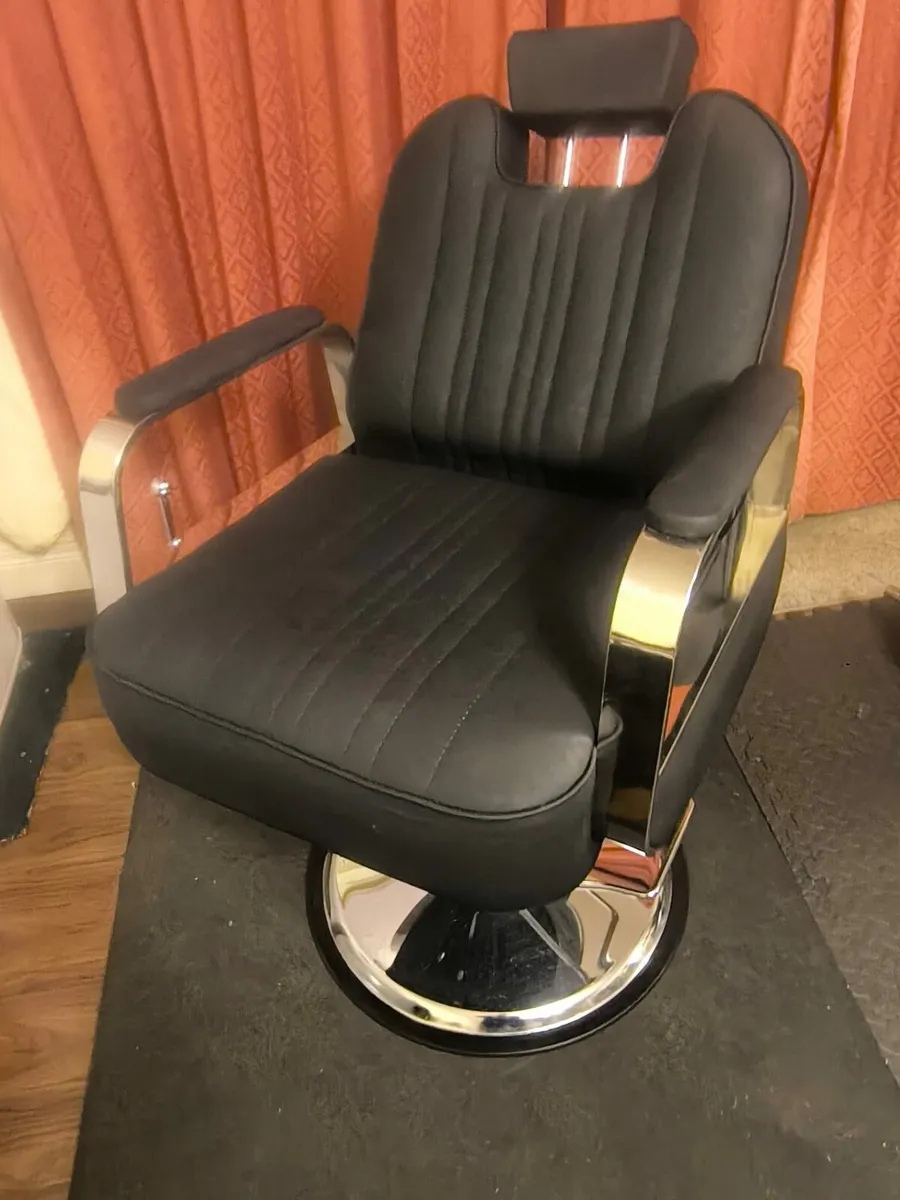 BARBER CHAIR PERFECT CONDITION - Image 3