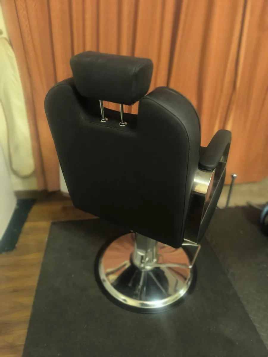 BARBER CHAIR PERFECT CONDITION - Image 4