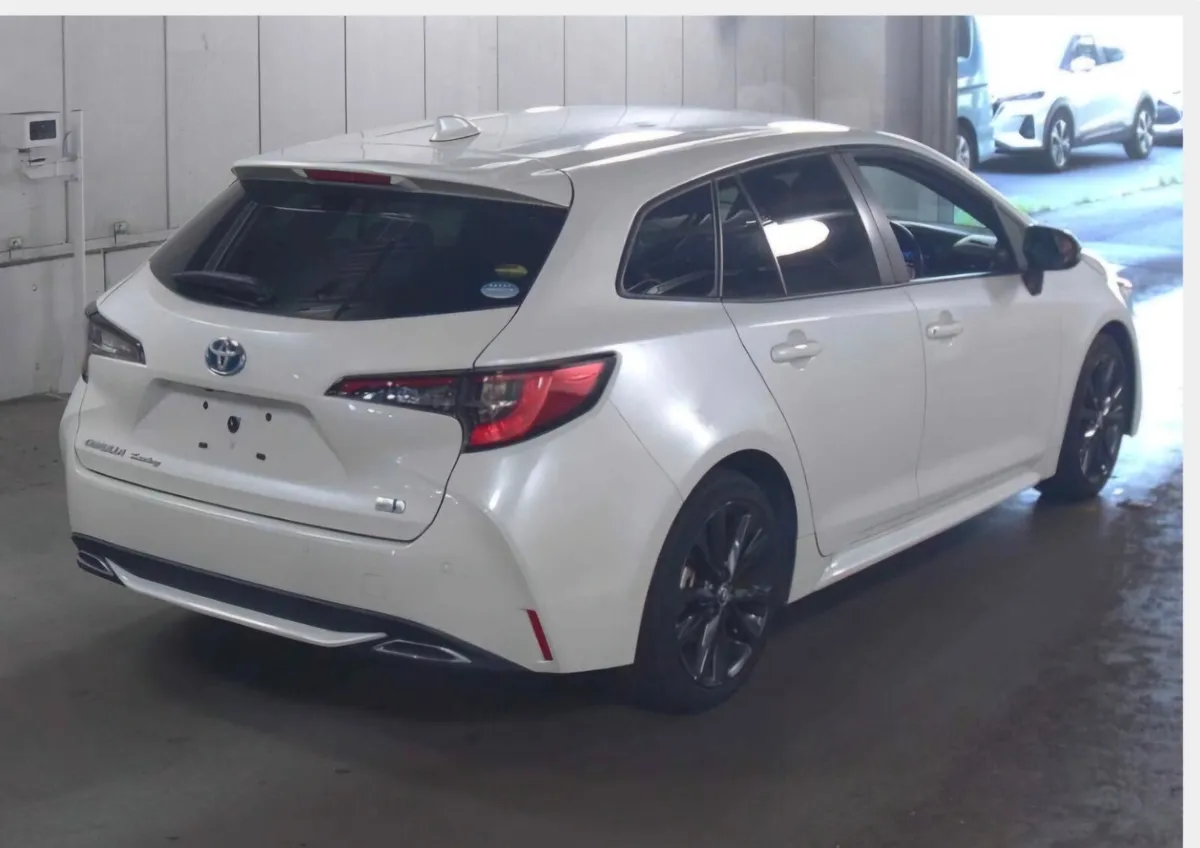 Corolla Estate Hybrid - Image 2