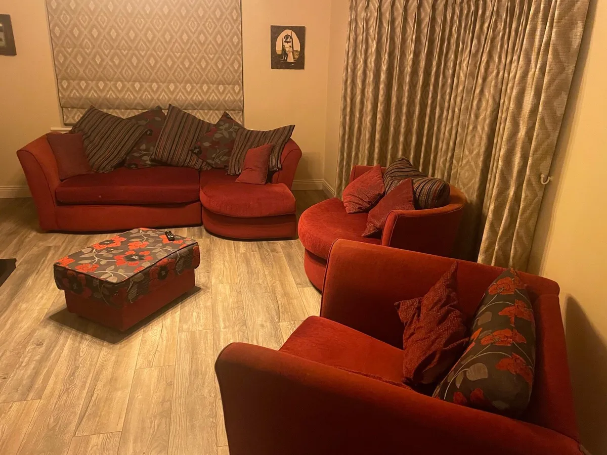 Suite of furniture - Image 1