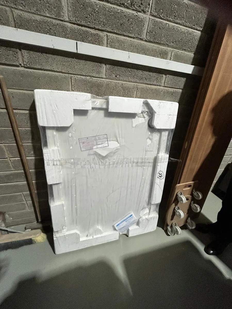 1200 x 900mm Shower Tray & Sliding Door - Image 1