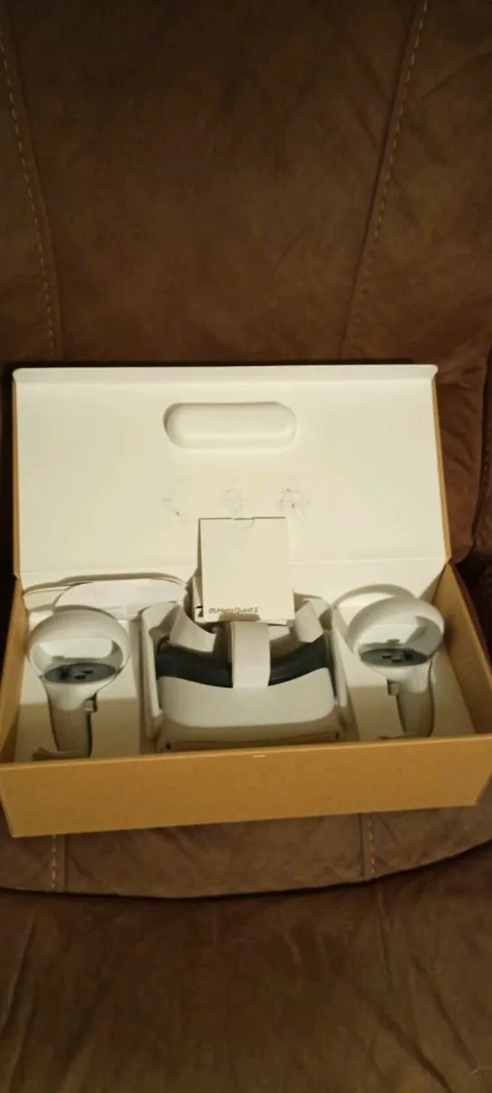 Oculus Quest 2 - Image 2