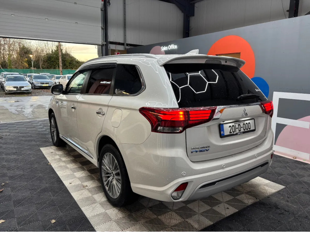 Mitsubishi Outlander Plug-in Hybrid - Heated Seats - Image 4
