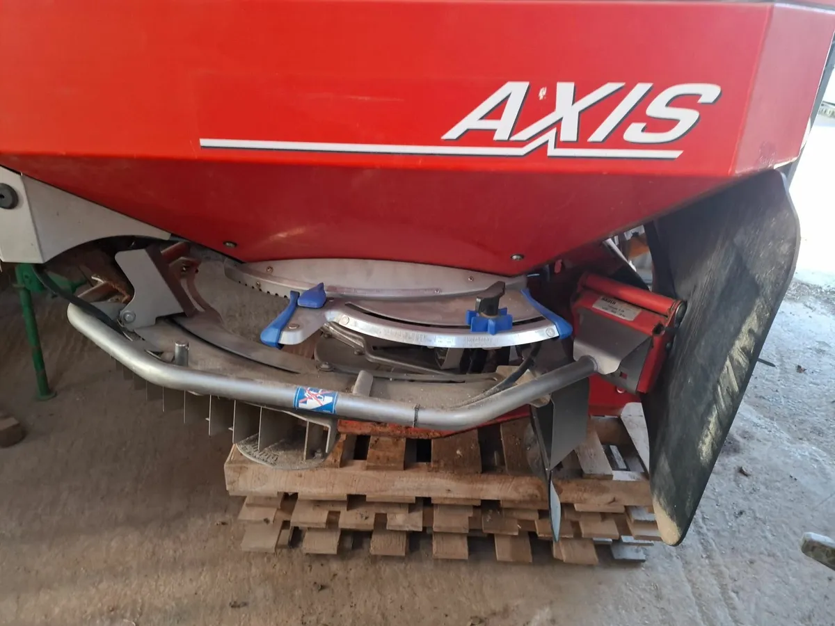 Fertiliser spreader - Image 1