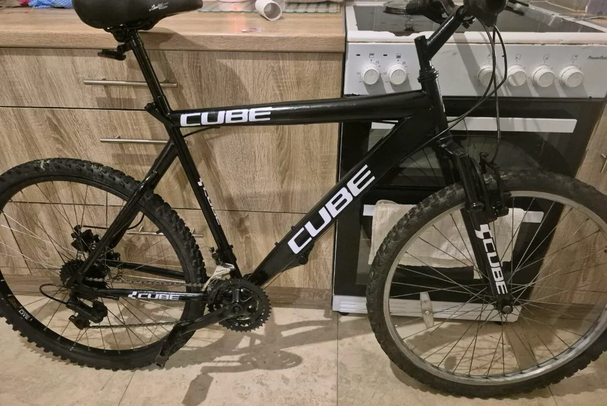 ADULTS CUBE  BIKE 20"FRAME FANTASTIC CONDITION.BRA - Image 4