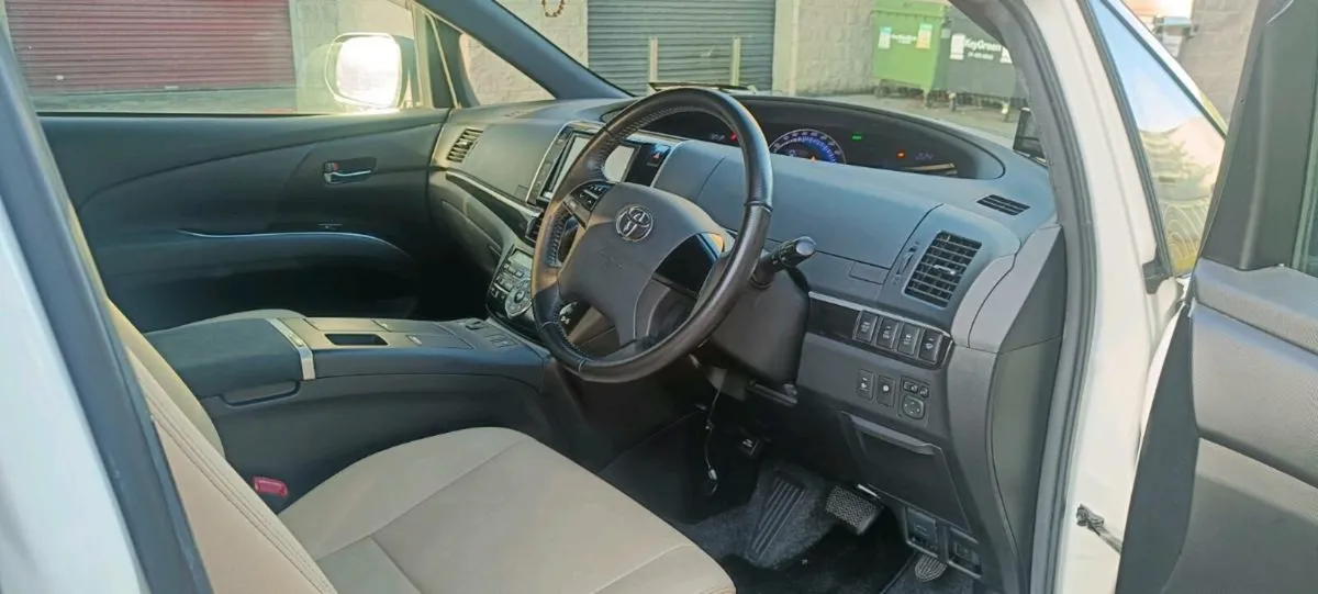 Toyota Estima - Image 3