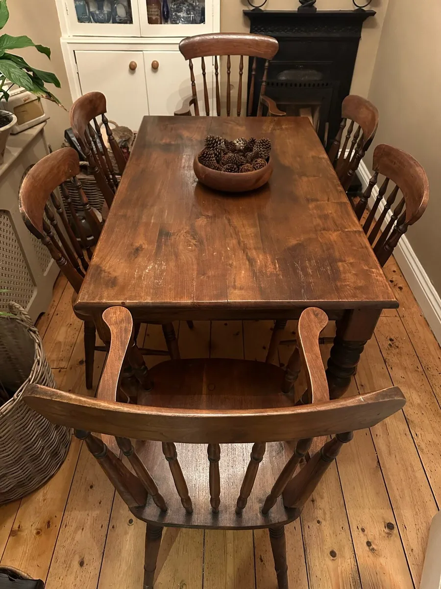 Solid wood dining / kitchen table & 6 chairs - Image 1