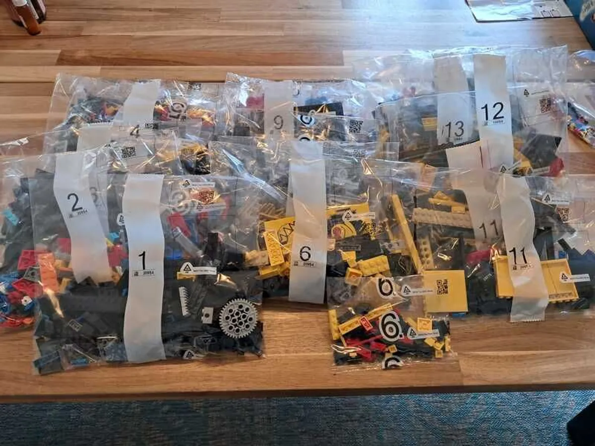 Lego 10323 - Pacman Arcade LEGO set - Image 2