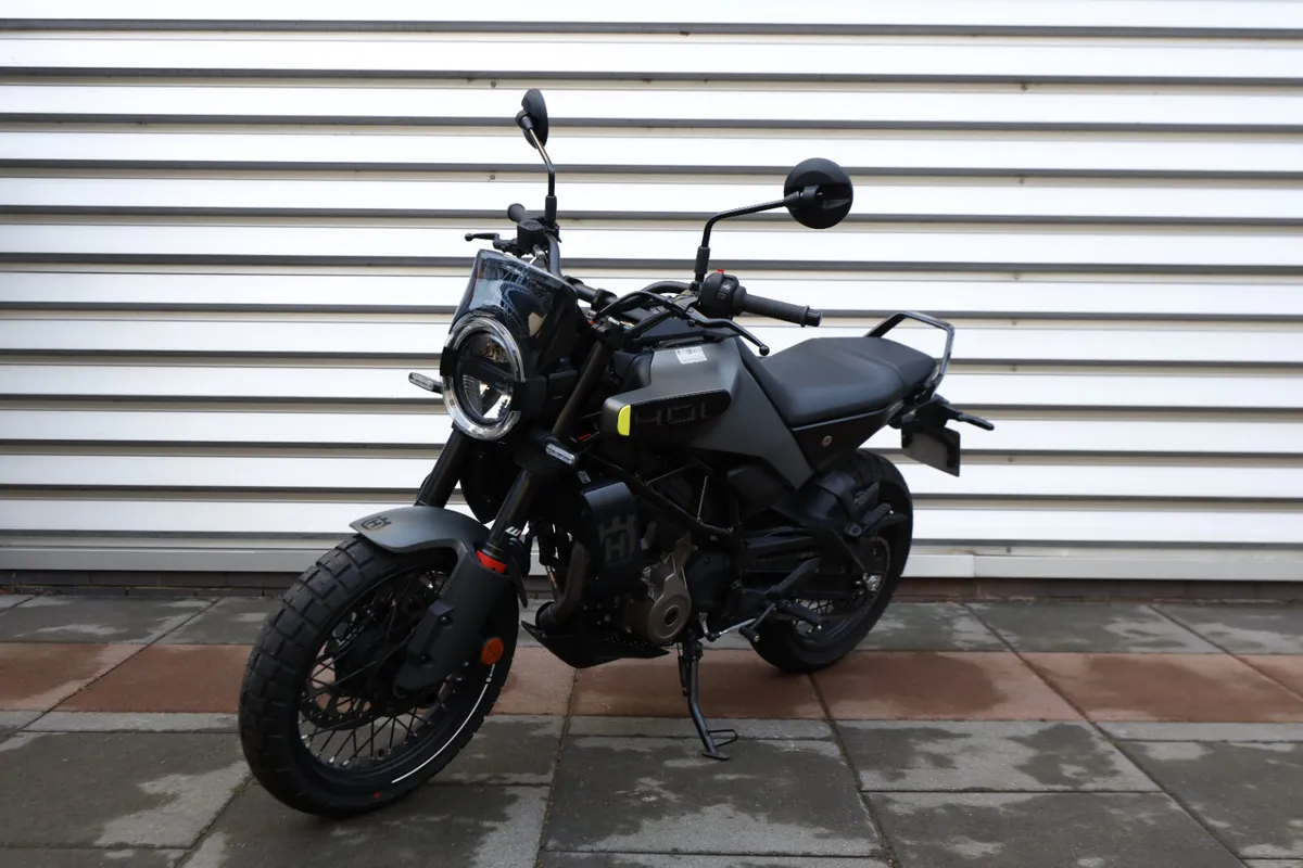 HUSQVARNA Svartpilen 401 - Image 2