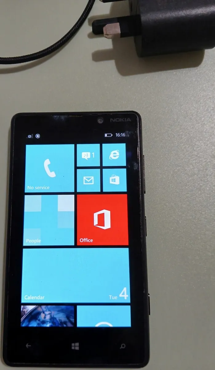 Nokia Lumia 820 Windows Phone - Image 1