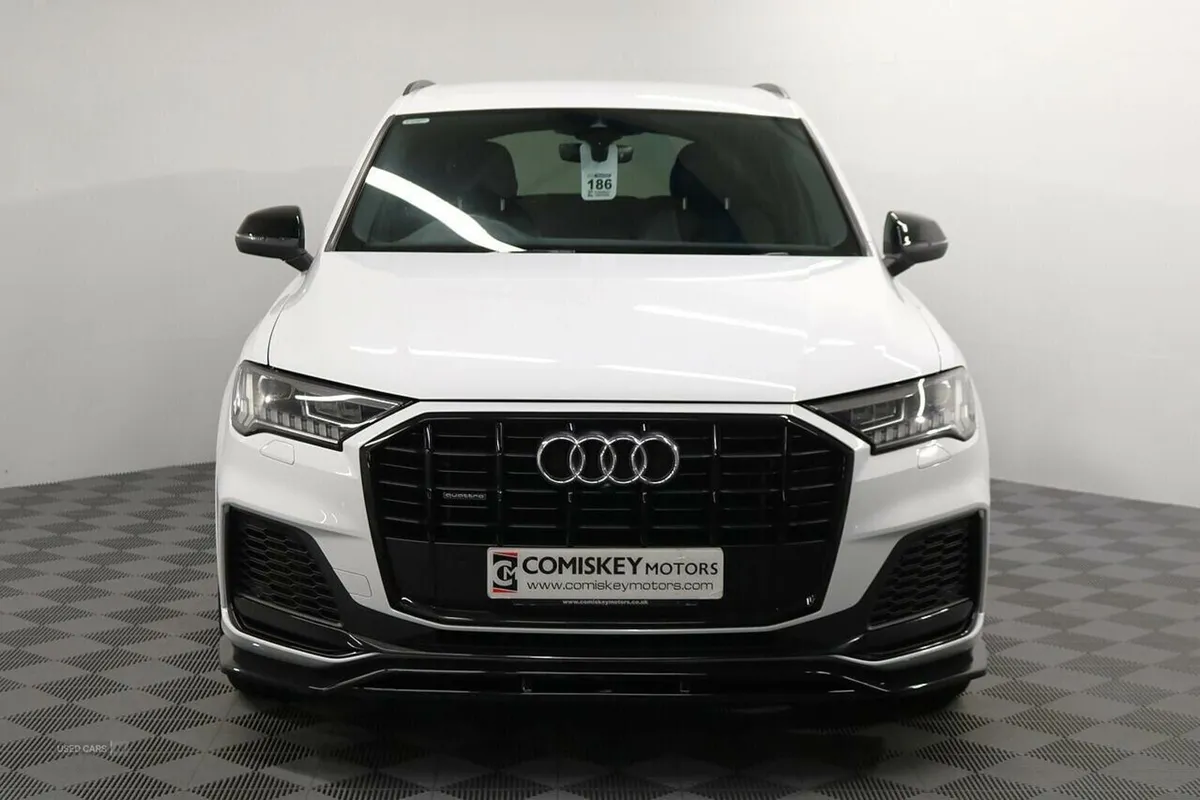 Audi Q7 TFSIe V6 Black Edition - Image 2