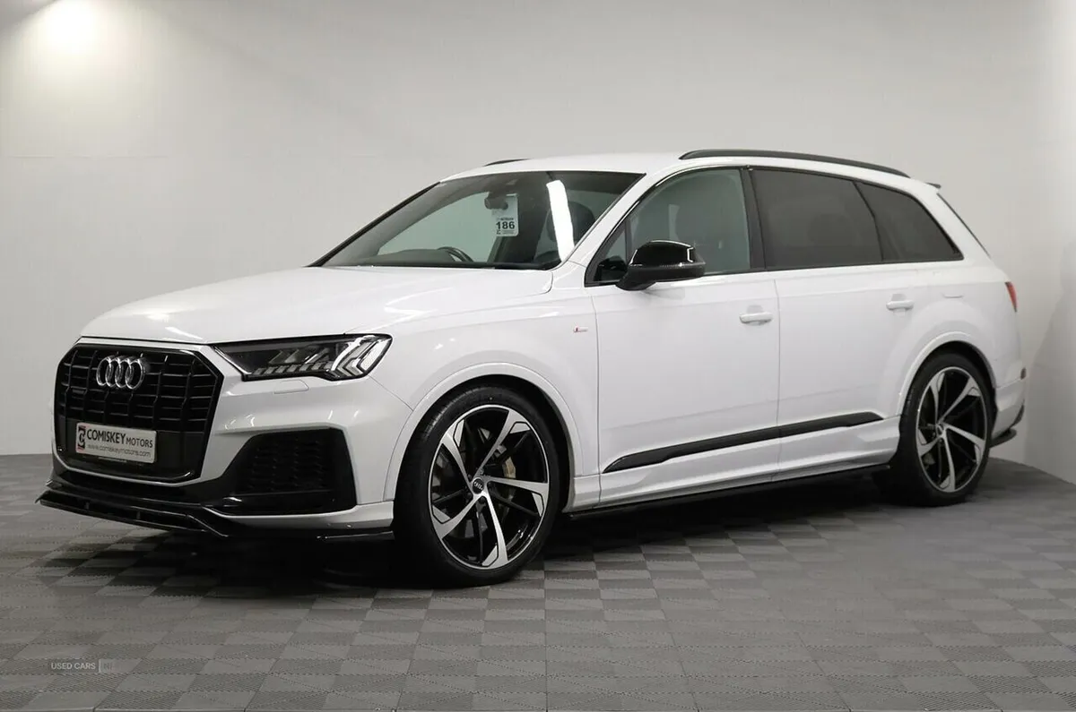 Audi Q7 TFSIe V6 Black Edition - Image 3