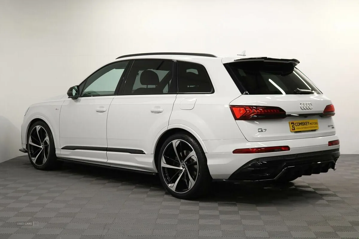Audi Q7 TFSIe V6 Black Edition - Image 4