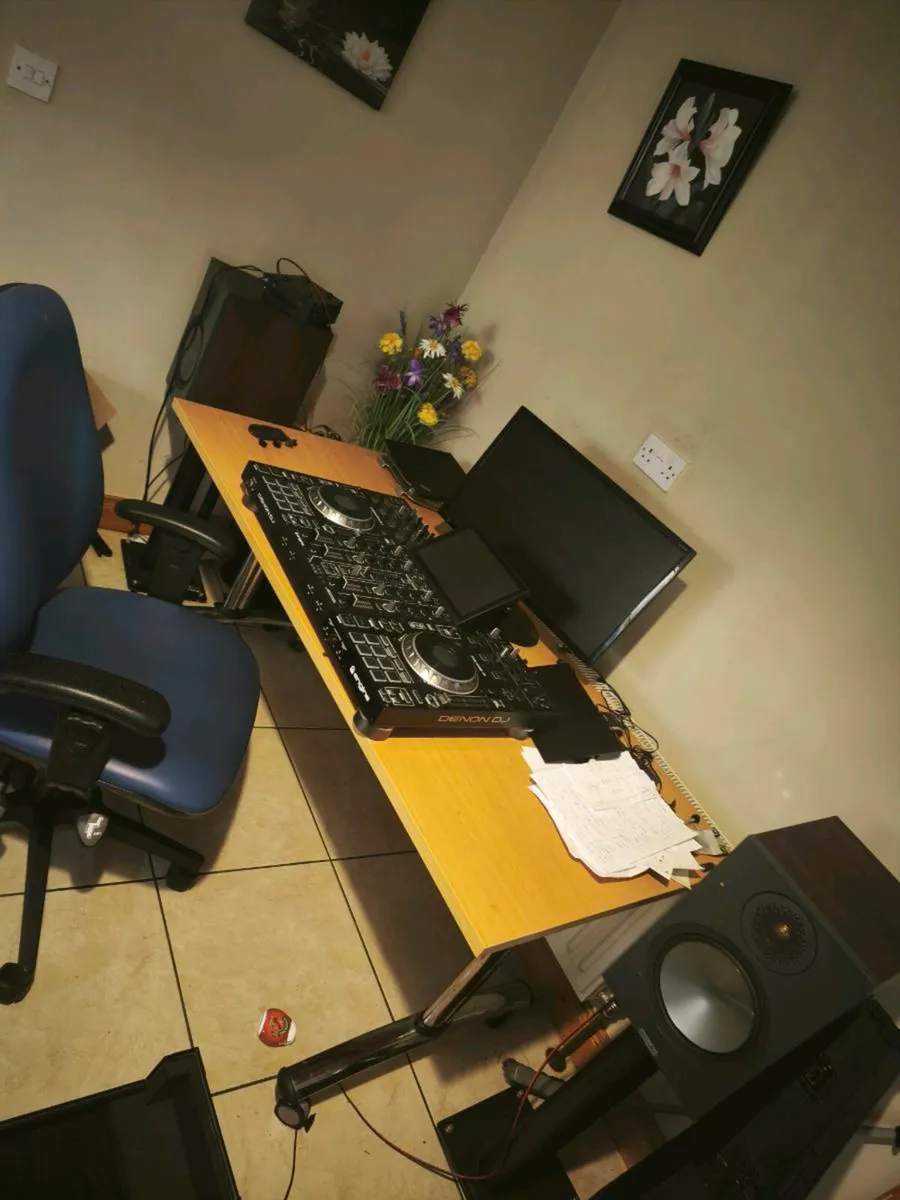 Denon prime 4 with magma flughtcase mint like new - Image 3