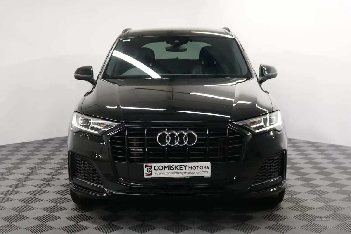 Audi Q7 TFSIe V6 Black Edition - Image 2