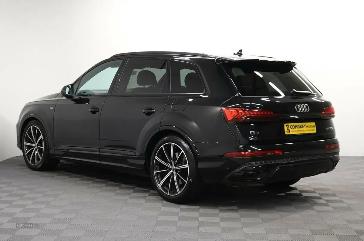Audi Q7 TFSIe V6 Black Edition - Image 4