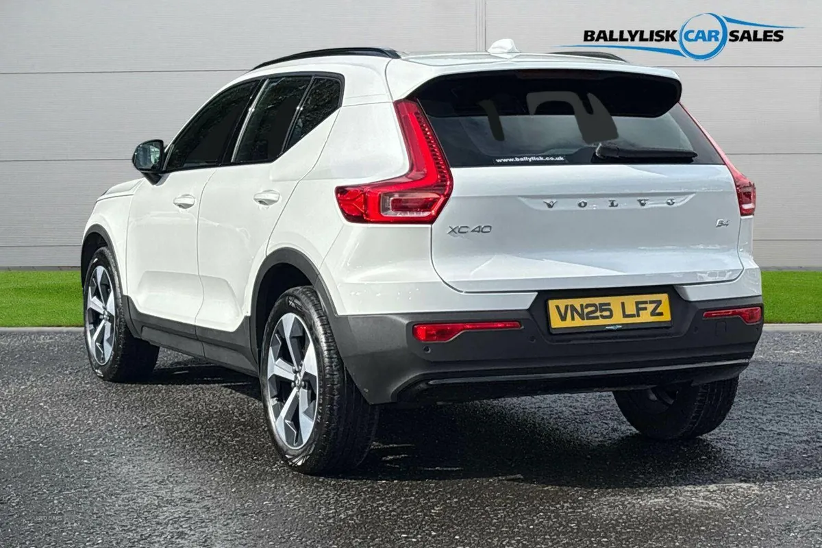 Volvo XC40 2.0 197PS B4P MHEV Plus Dark Auto in Wh - Image 2