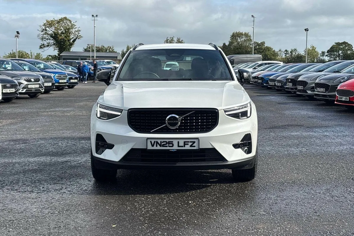 Volvo XC40 2.0 197PS B4P MHEV Plus Dark Auto in Wh - Image 4