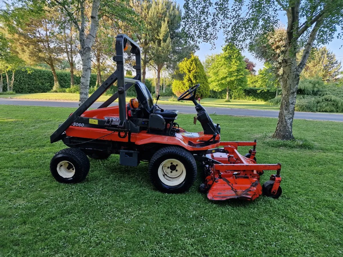 Kubota 30hp outfront ride on mower lawnmower - Image 1