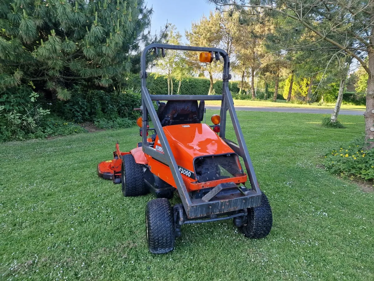 Kubota 30hp outfront ride on mower lawnmower - Image 3