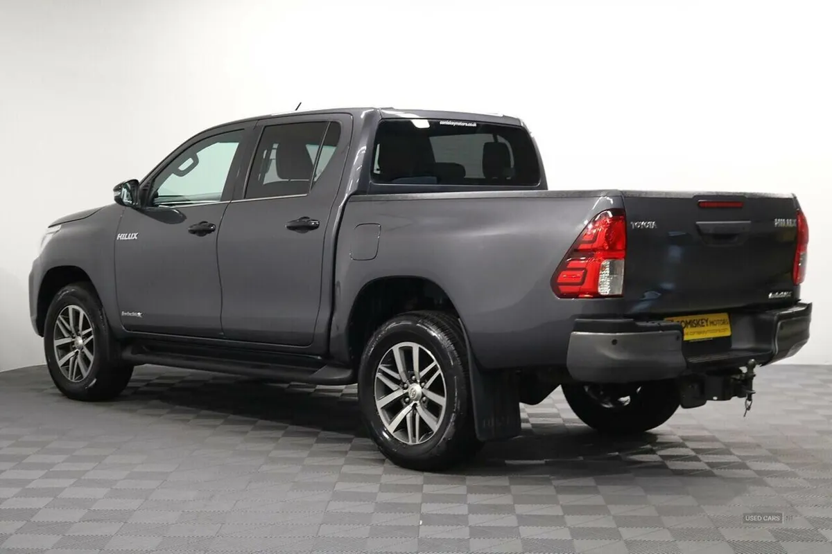 Toyota Hilux D-4D Invincible X - Image 4