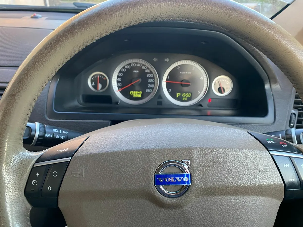 Volvo XC90 2011 - Image 2