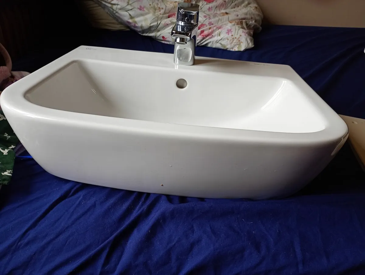 Bathroom sink - Image 1