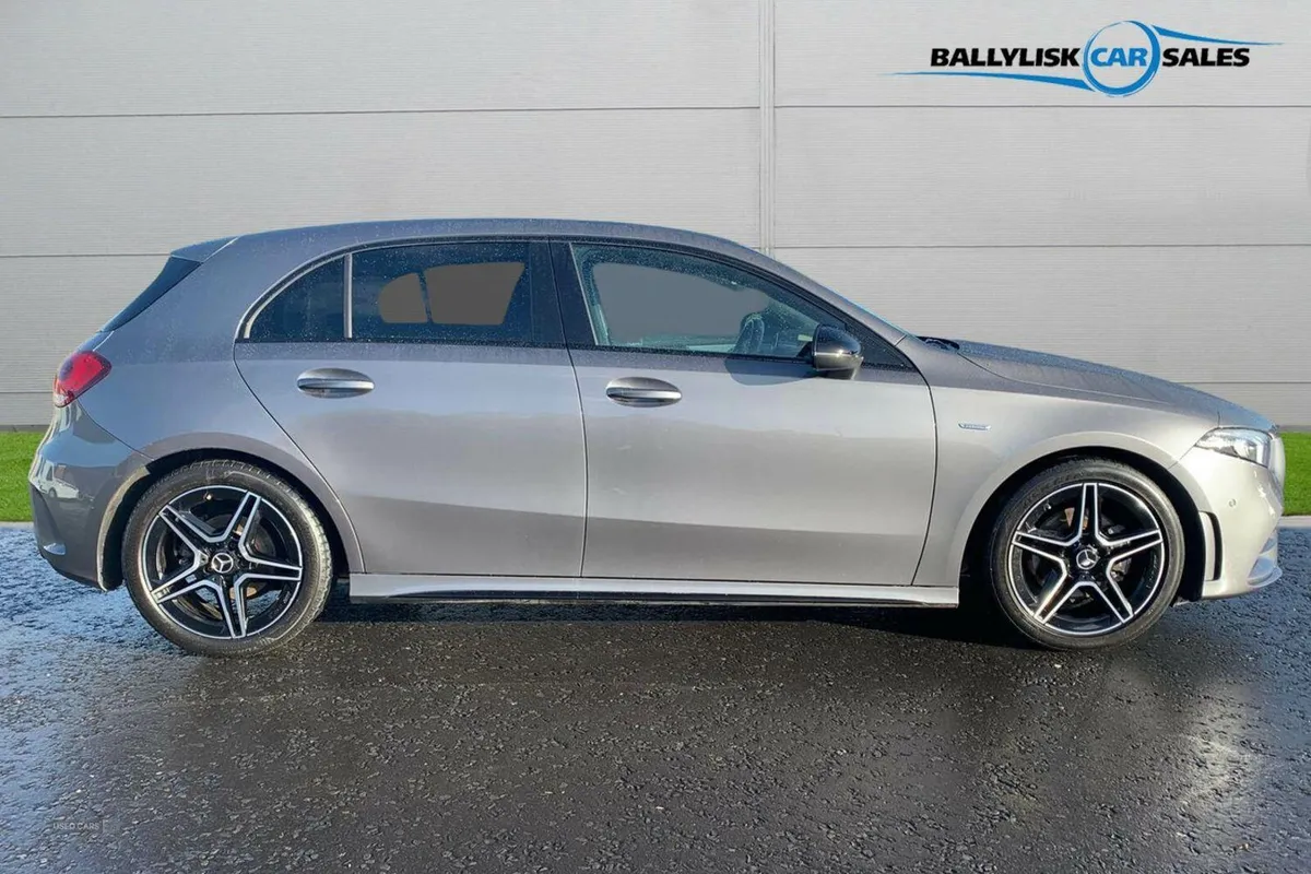 Mercedes-Benz A-Class 1.3 A180 AMG Line Edition (E - Image 3