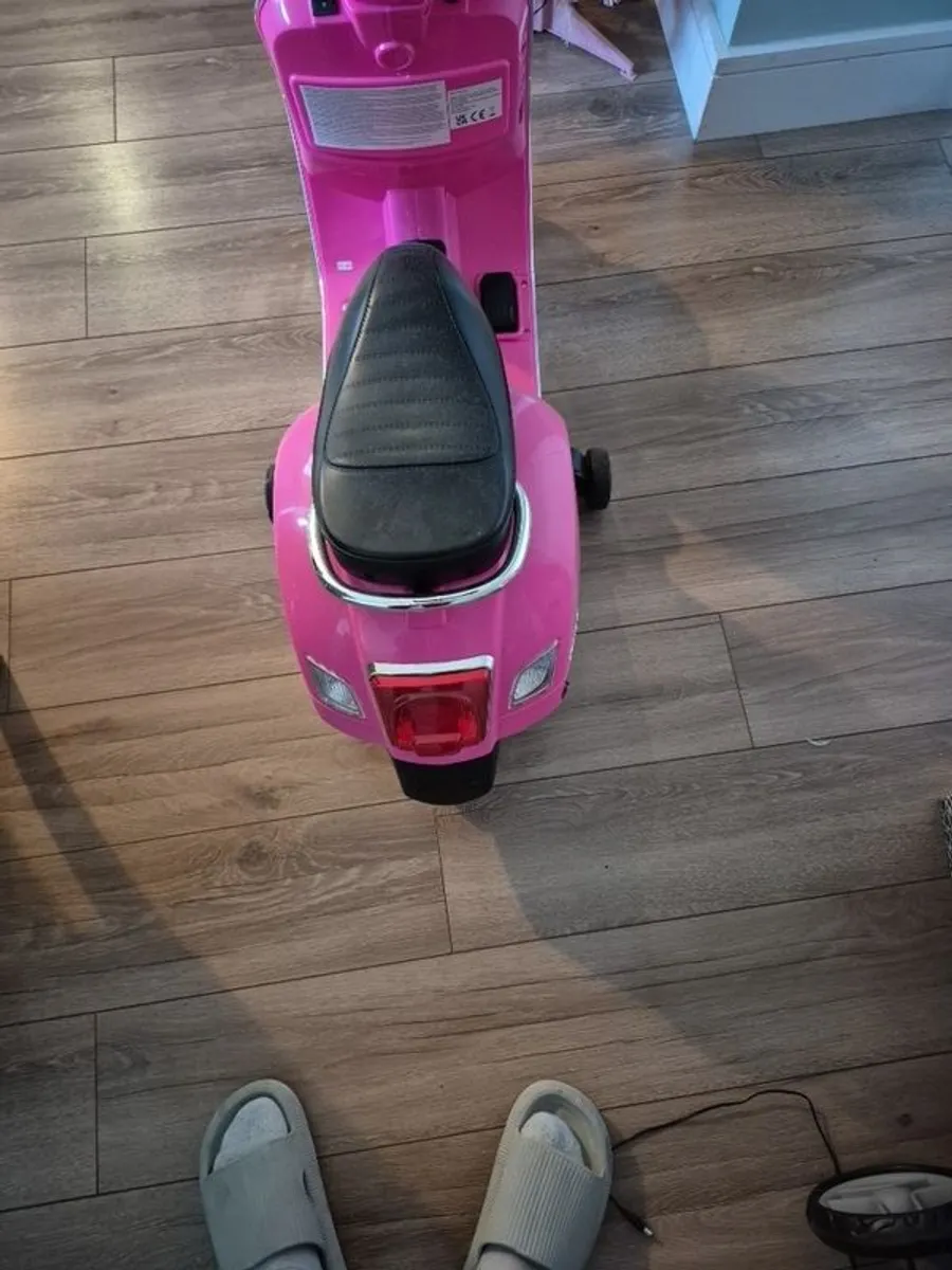 kids electric ride on scooter - Image 4