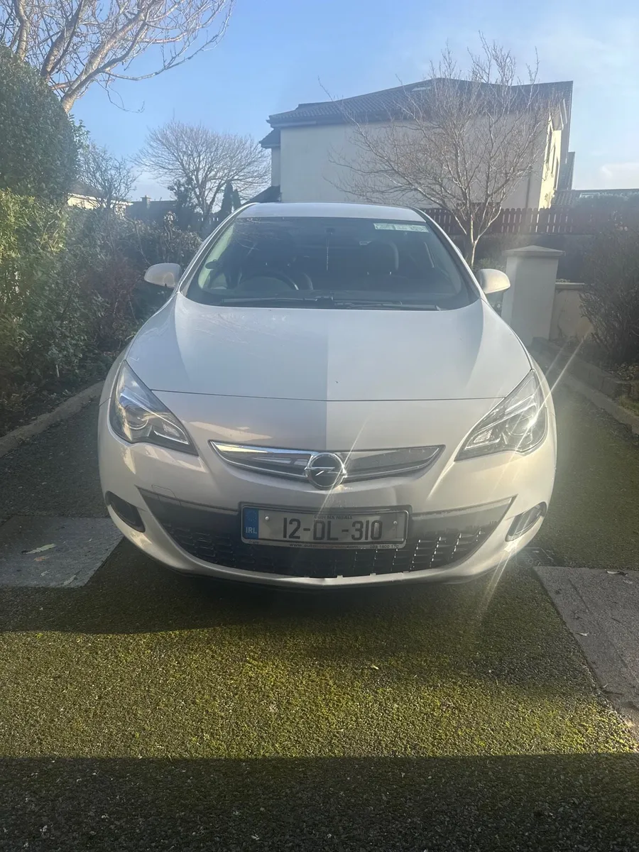 Opel Astra GTC sport 2012 - Image 1