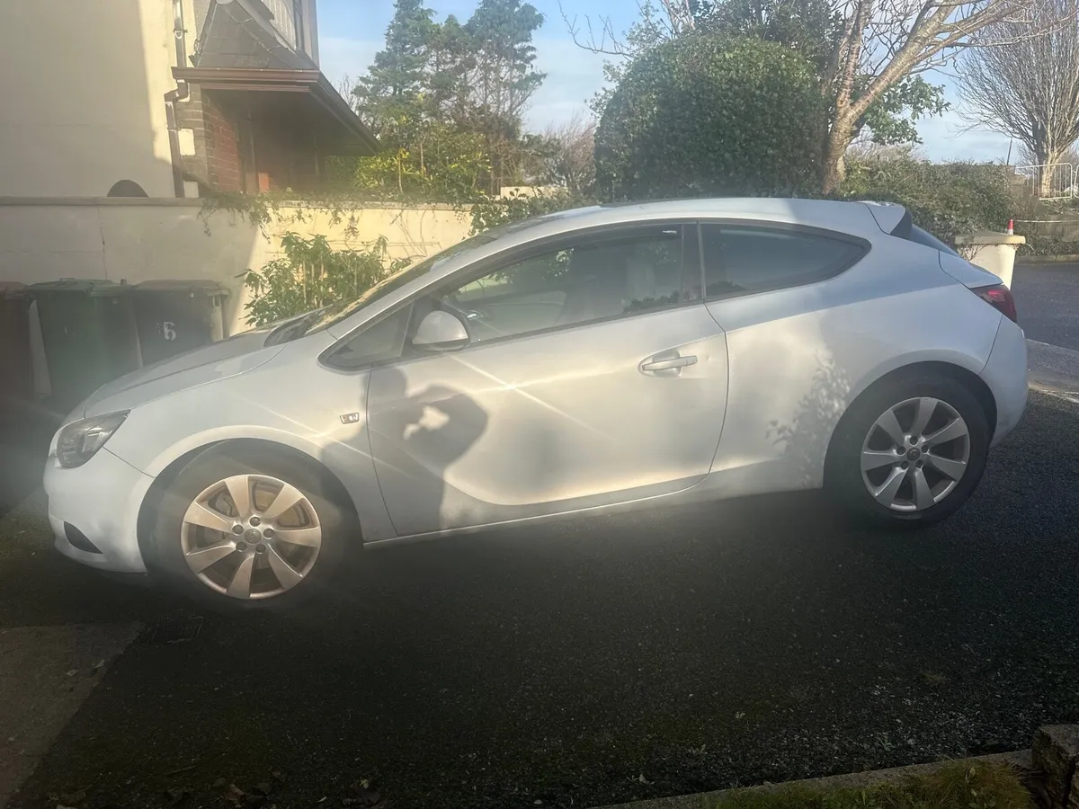 Opel Astra GTC sport 2012 - Image 2