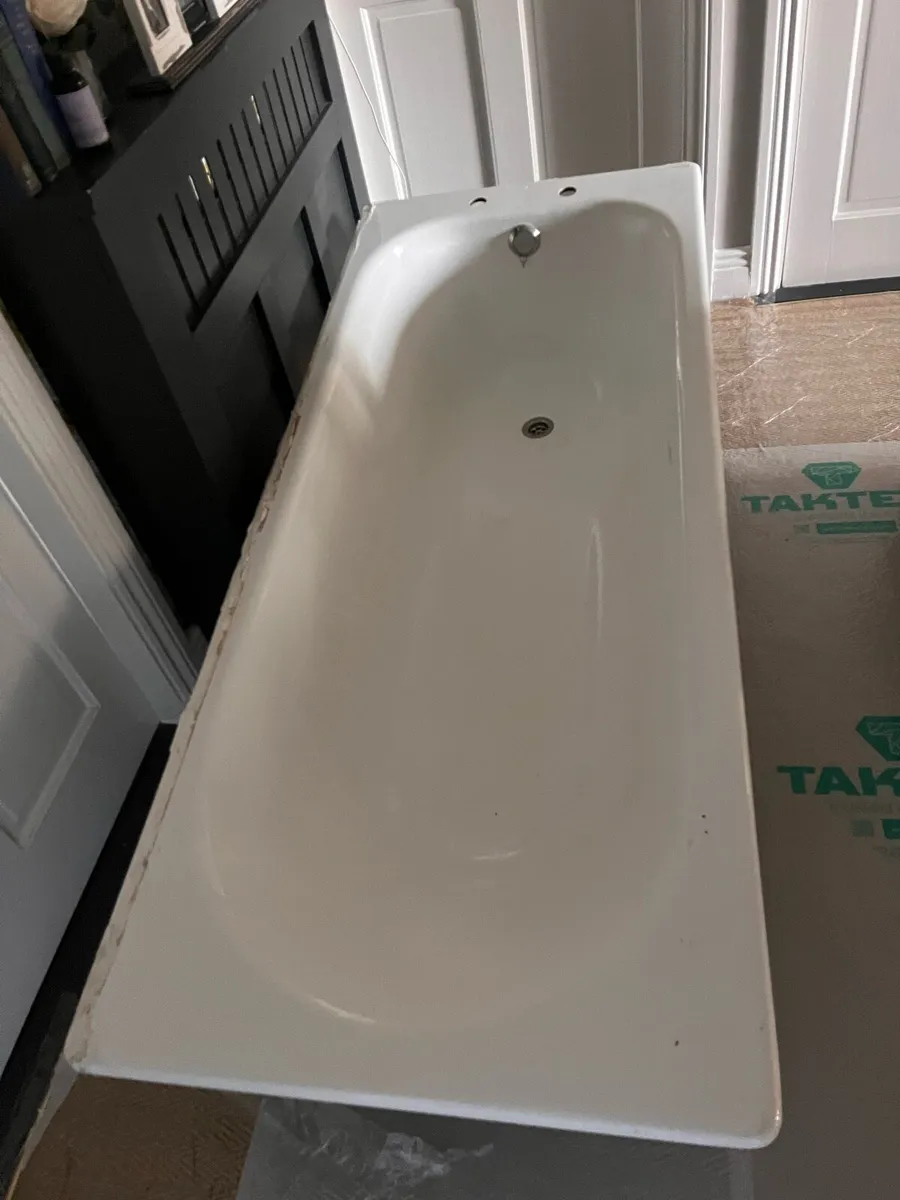 Cast iron bath - Image 1