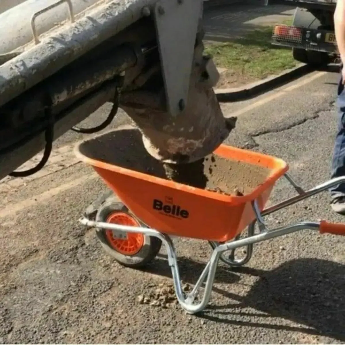 Altrad Belle Warrior Heavy Duty Wheelbarrow - Image 3
