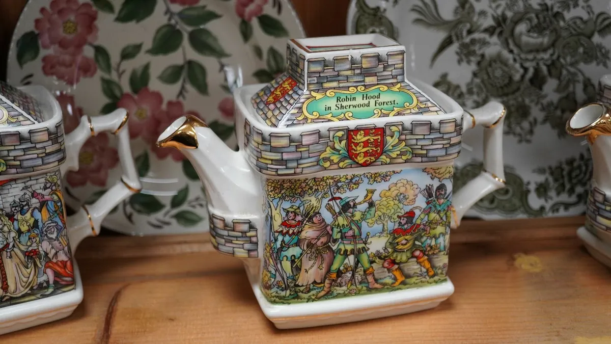 Sadler_Robin Hood_Castle Teapot - Image 1