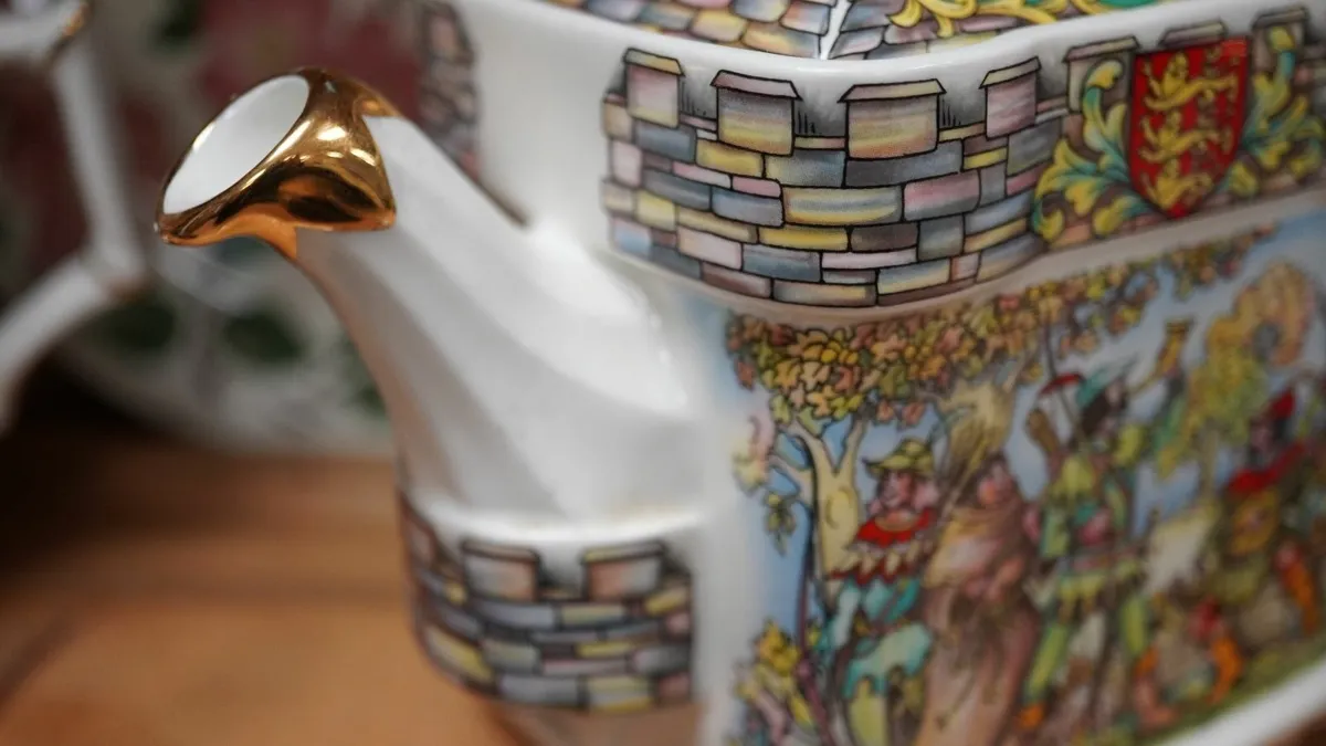 Sadler_Robin Hood_Castle Teapot - Image 3