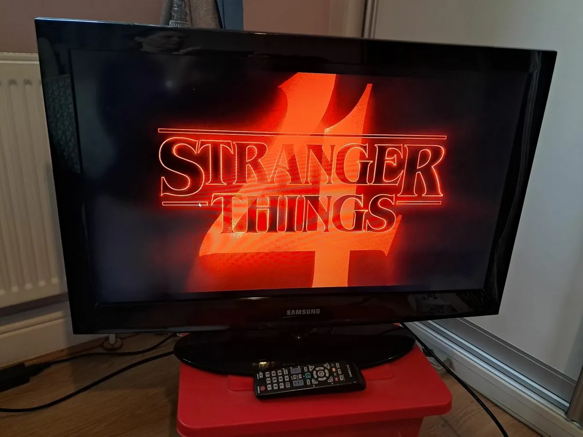 32" Samsung TV model le32d400e1w. - Image 1