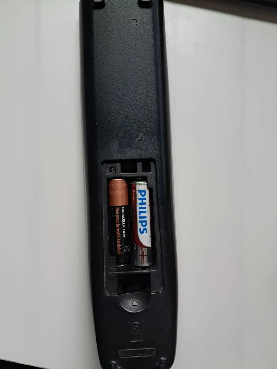 32" Samsung TV model le32d400e1w. - Image 3