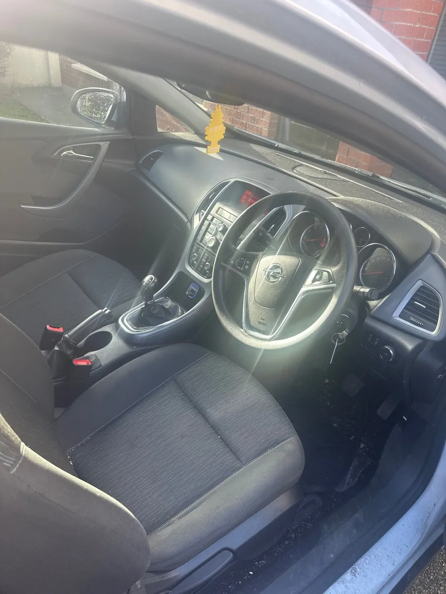 Opel Astra GTC sport 2012 - Image 4