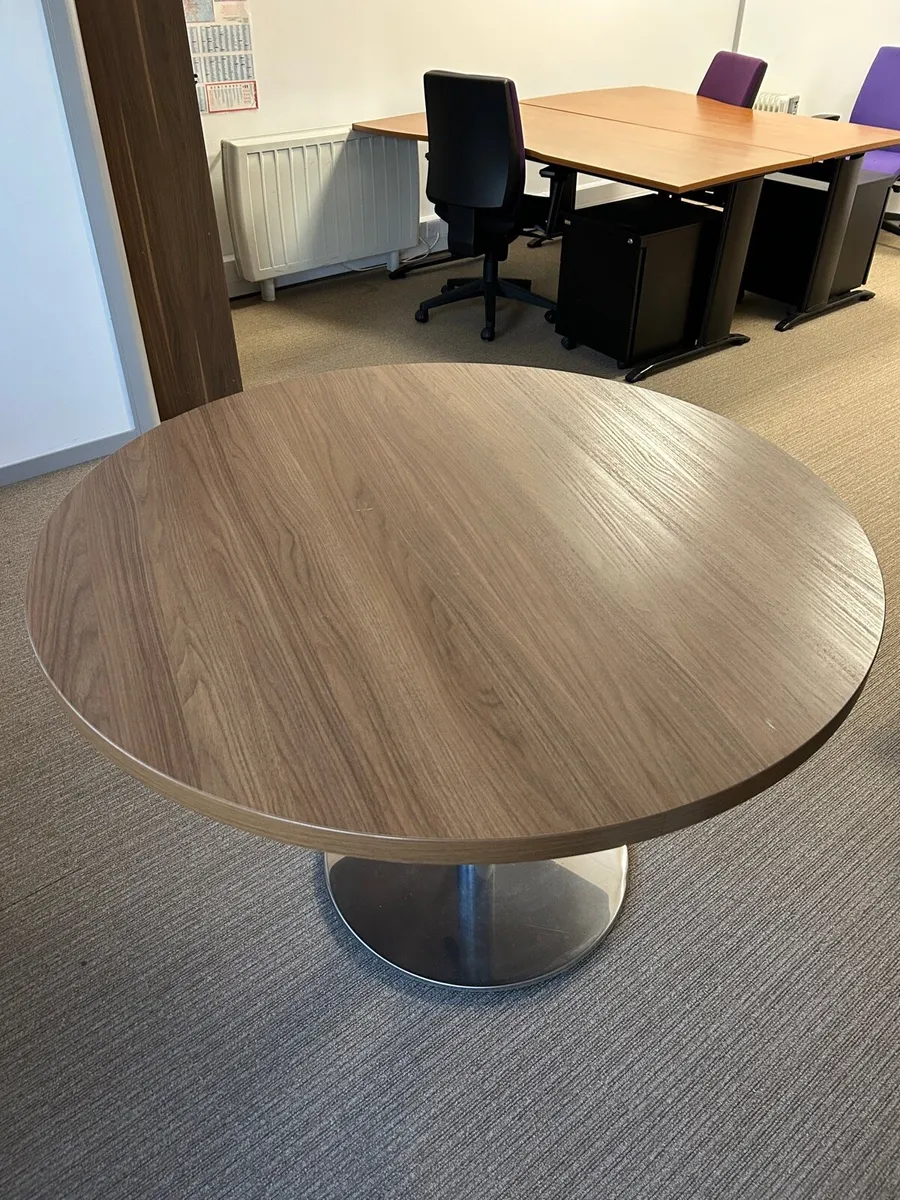 Office table - Image 1