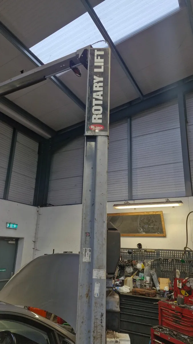 Two post rotary lift - Image 1